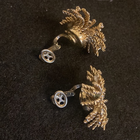 Vintage Bergere Gold and Rhinestone Clip on Earrings. - Picture 5 of 7